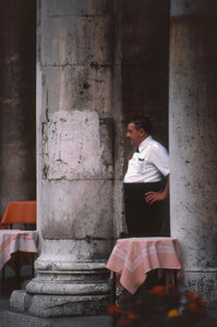Vicenza Waiter (color)